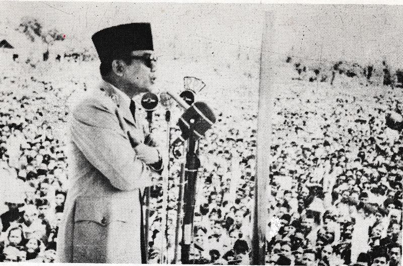  Bung Karno tengah berpidato di hadapan ribuan orang./Foto repro buku Bung Karno, Penyambung Lidah Rakyat Indonesia.