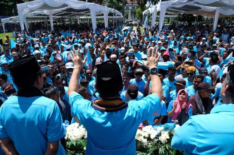 Petinggi Partai Gelora, Anis Matta dan Fahri Hamzahm menemui ribuah kader dan simpatisan di Lapangan Tugu Selong, Lombok Timur, Nusa Tenggara Barat (NTB), Minggu (19/3/2023)./Foto Instagram Parta Gelora/@partaigeloraid