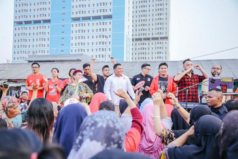  Ketua Umum Partai Solidaritas Indonesia (PSI) Giring Ganesha (kanan atas) dan anggota PSI menemui warga di Cakung, Jakarta Timur, Sabtu (12/8/2023)./Foto Instagram Joedea Aris Theofilus/@joetheofilus