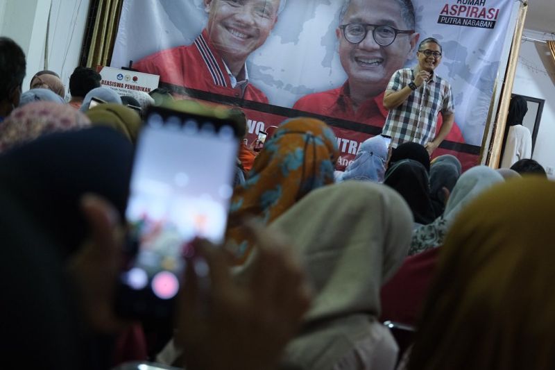 Anggota DPR dan politikus PDI-P Putra Nababan tatap muka dengan warga Jakarta Timur./Foto Instagram Putra Nababan/@putranababan74