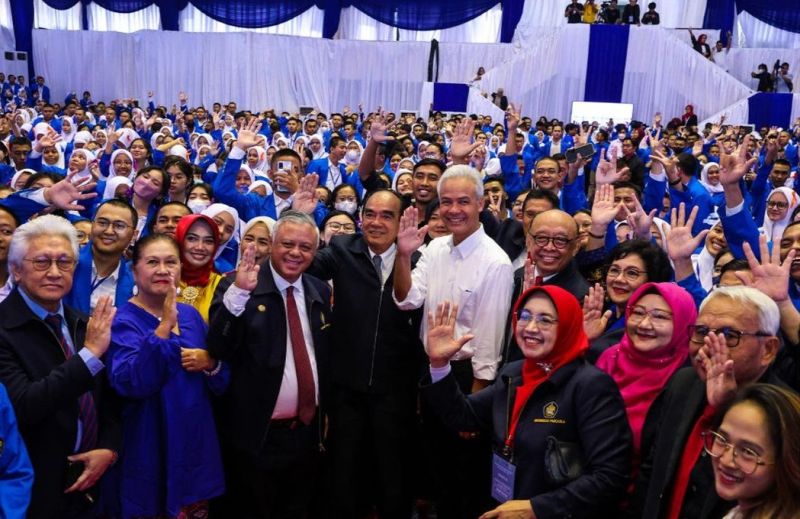 Politikus sekaligus bakal capres PDI-P Ganjar Pranowo berfoto bersama setelah menjadi pembicara dalam acara pengenalan kehidupan kampus mahasiswa baru (PKKMB) Universitas Pancasila (UP), Jakarta, Senin (28/8/2023)./Foto Instagram Universitas Pancasila/@universitaspancasila