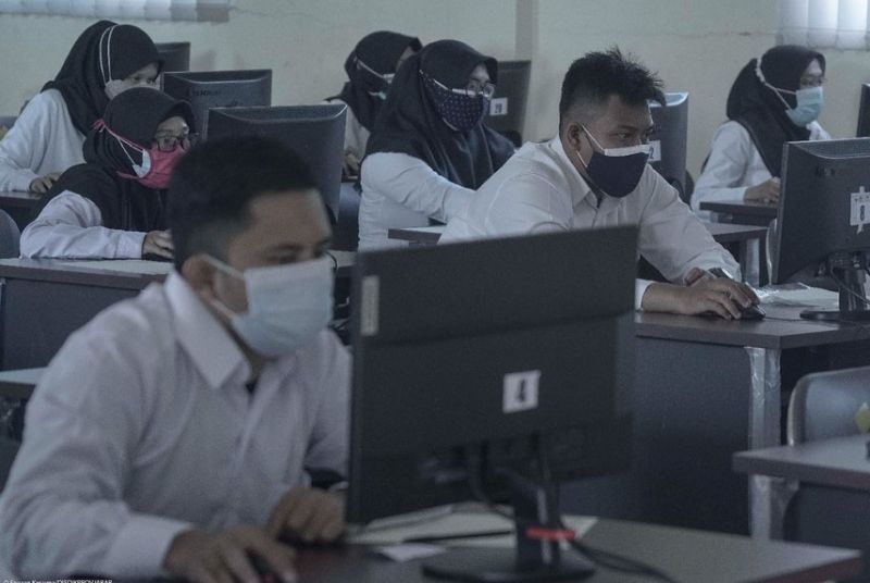 Sebanyak 200 guru mengikuti ujian seleksi Pegawai Pemerintah dengan Perjanjian Kerja (PPPK) 2021 di SMKN 4 Bandung, Jawa Barat, Kamis (16/9/2021)./Foto Instagram disdikjabar.