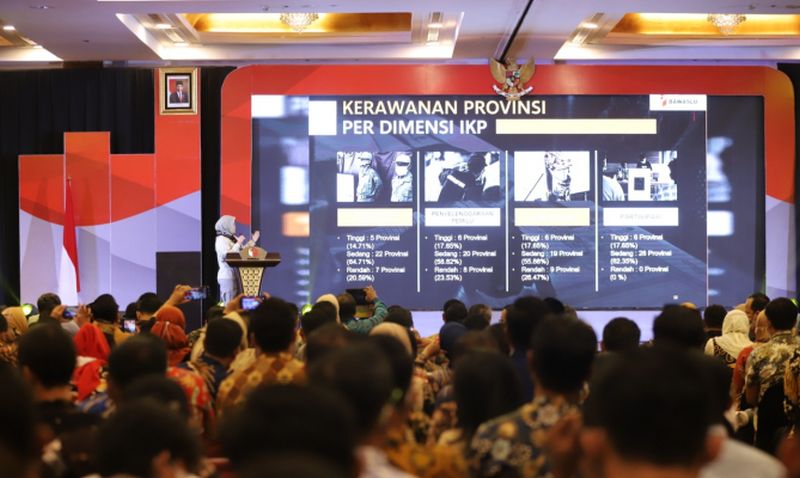 Koordinator Divisi Pencegahan, Partisipasi Masyarakat, dan Humas Lolly Suhenty memaparkan data hasil IKP 2024 di Jakarta, Jumat (16/12/2022)/foto: Publikasi dan Pemberitaan Bawaslu/bawaslu.go.id