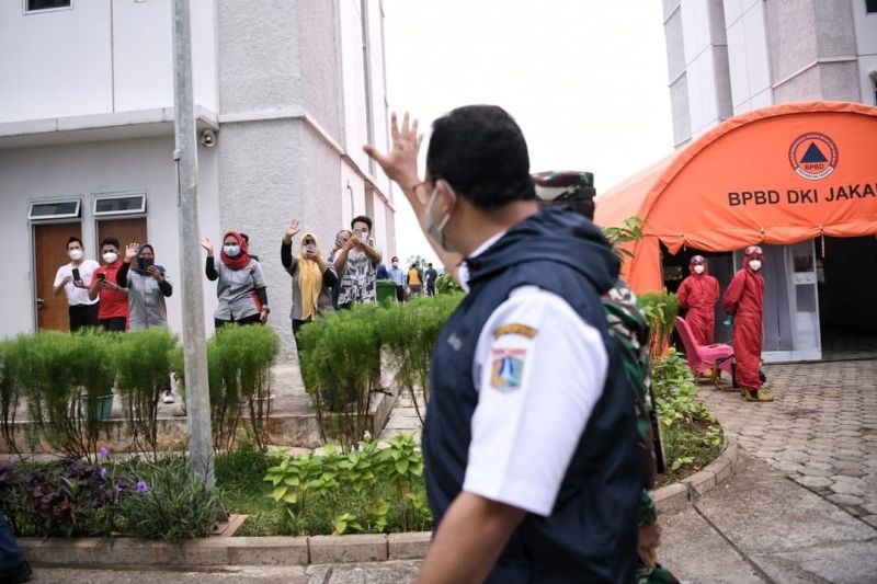 Gubernur DKI Jakarta Anies Baswedan menyapa pasien Covid-19 yang tengah isolasi di Rusun Nagrak, Cilincing, Jakarta Utara, Kamis (15/7/2021)./Foto Instagram Anies Baswedan.   