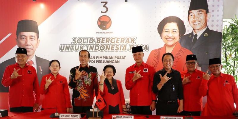 Ketua Umum PDI-P Megawati Soekarnoputri (keempat dari kiri), Presiden Joko widodo (ketiga dari kiri), Ketua DPR Puan Maharani (kedua dari kiri), Gubernur Jawa Tengah Ganjar Pranowo (keempat dari kanan), Ketua DPP PDI-P bidang Ekonomi Kreatif Prananda Prabowo (ketiga dari kanan), dan Sekjen PDI-P Hasto Kristiyanto (kedua dari kanan) berfoto bersama usai pengumuman Ganjar sebagai bakal capres dalam Pemilu 2024 di Istana Batu Tulis, Bogor, Jumat (21/4/2023)./Foto pdiperjuangan.id