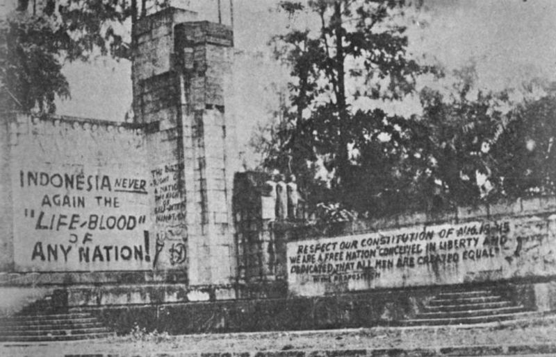Coretan dinding pada masa revolusi fisik./Foto repro buku Album Perjuangan Kemerdekaan 1945 1950 (1983).