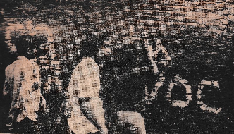 Beberapa anak muda pada 1970-an mencoret tembok./Foto Ekspres, 25 Januari 1971.