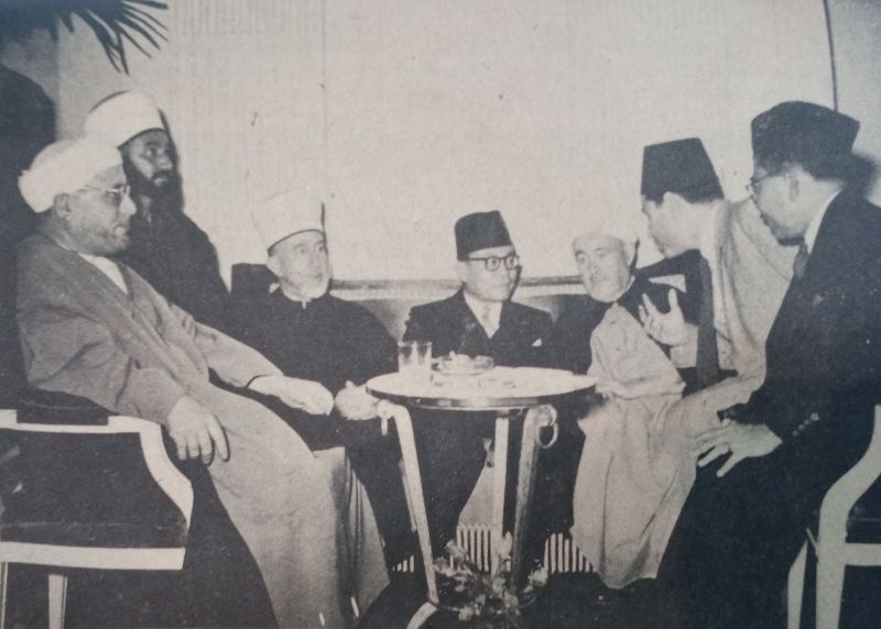 Mohammad Hatta bersama pemimpin-pemimpin Arab. Mufti Mufti Yerusalem, Palestina, bernama Syekh Muhammad Amin al-Husayni duduk di sebelah kanannya./Repro buku Diplomasi Revolusi Indonesia di Luar Negeri (1980) karya Zein Hassan.