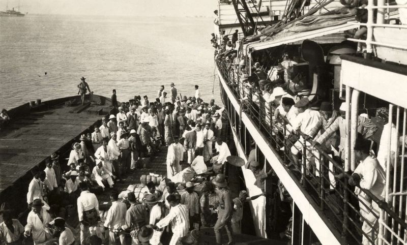 Tahanan komunis dibawa sebuah kapal ke Boven Digul pada 1927./Foto commons.wikipedia.org.