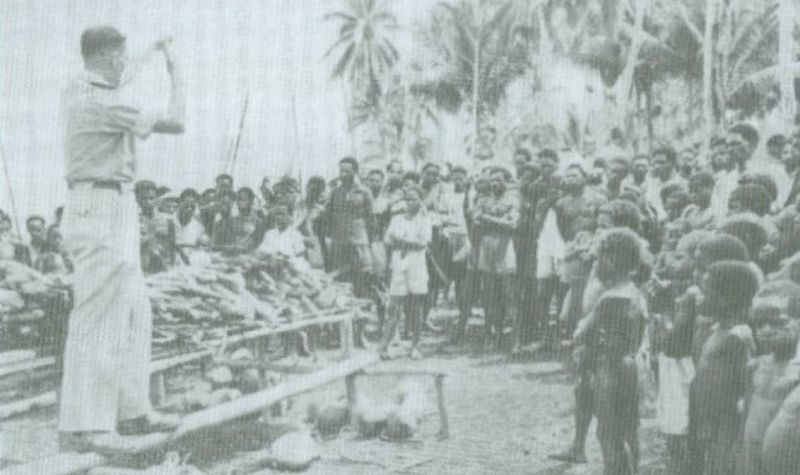 Seorang kontrolir tengah bertukar pikiran dengan penduduk Mapi terkait pembangunan./Foto Majalah Nieuw Guinea Studien I 1957/Repro buku Belanda di Irian Jaya karya Pim Schoorl.