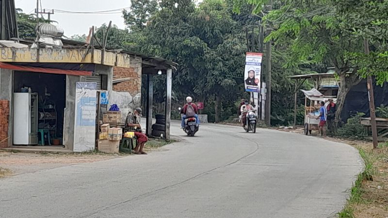Sambong sedang berjualan tisu di pinggir Jalan Raya Dago, Parung Panjang, Kabupaten Bogor, Jawa Barat, Selasa (22/8/2023). Alinea.id/Akbar Ridwan