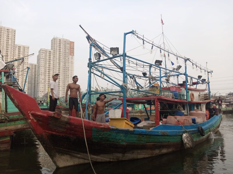  Para nelayan berusaha memakirkan kapal di Pelabuhan Muara Angke, Jakarta Utara, usai melaut, Rabu (3/2/2023). Alinea.id/Kudus Purnomo Wahidin