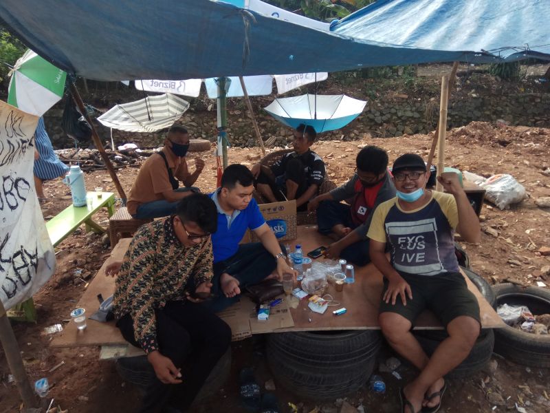 Rizky Sianipar (berkaos biru) tengah mendampingi warga korban penggusuran di Menteng Dalam, Tebet, Jakarta Selatan, Rabu (7/4/2021). Alinea.id/Kudus Purnomo Wahidin.