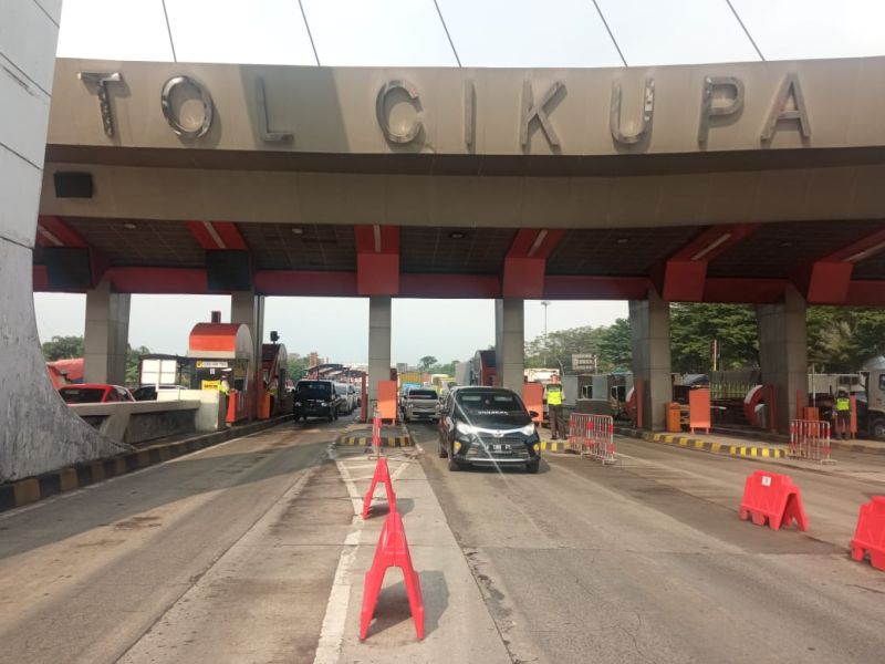 Sejumlah petugas berdiri di pintu gerbang tol Cikupa, Tangerang, Banten untuk melakukan pemeriksaan kendaraan di hari pertama pelarangan mudik Lebaran 2021, Kamis (6/5). Alinea.id/Ayu Mumpuni.