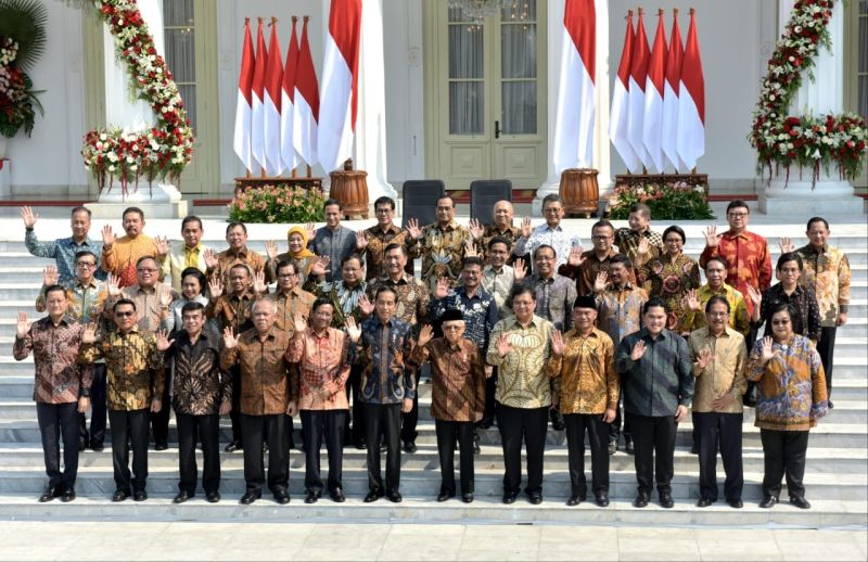 Presiden Jokowi dan Wakil Presiden Ma’ruf Amin berfoto bersama seluruh anggota Kabinet Indonesia Maju di teras depan Istana Merdeka, Jakarta, Rabu (23/10/2019) pagi./Foto Rahmat/Humas/setkab.go.id. 