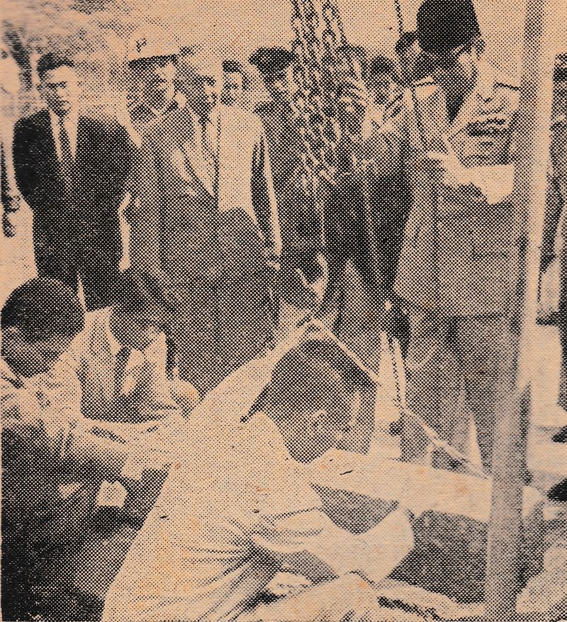Peletakan batu pertama reaktor atom di Bandung pada 1961 oleh Sukarno./Foto Varia, 10 Maret 1965.