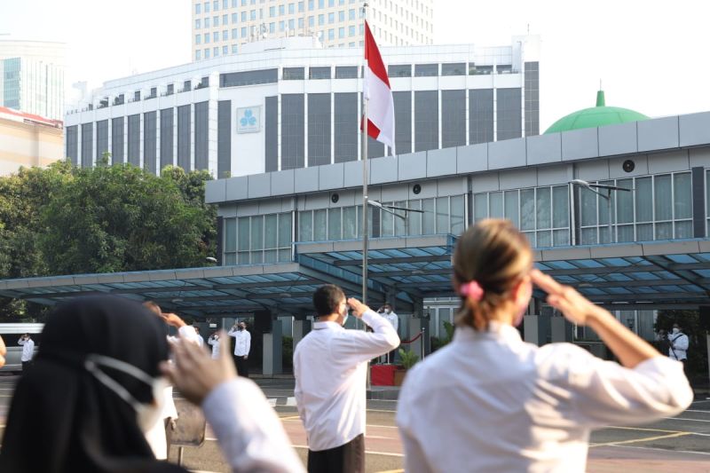  Aparatur sipil negara (ASN) di lingkungan Kementerian Pendayagunaan Aparatur Negara dan Reformasi Birokrasi (KemenPAN-RB) tengah melaksanakan apel pagi upacara bendera di Kantor KemenPAN-RB, Jakarta, Senin (14/6/2021)./Foto don/Humas MenPAN-RB/Menpan.go.id.
