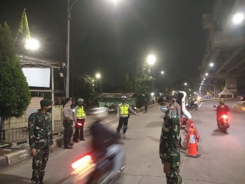 Petugas gabungan memerintahkan pengendara yang akan menuju Jakarta putar balik saat melintas di pos PPKM Lampiri, Jalan Kalimalang Raya, Jakarta Timur, Kamis (22/7/2021)./Foto Instagram TMC Polda Metro Jaya.