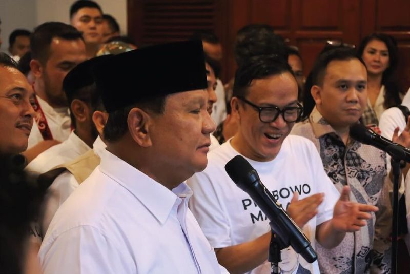 Eks Ketua Jokowi Mania (Joman) Immanuel Ebenezer (kanan), yang menjadi Ketua Prabowo Mania 08, menemui bakal capres Prabowo Subianto (kiri) di Jalan Kertanegara, Kebayoran Baru, Jakarta Selatan, Kamis (16/2/2023)./Foto Instagram Immanuel Ebenezer/@immanuelebenezer 