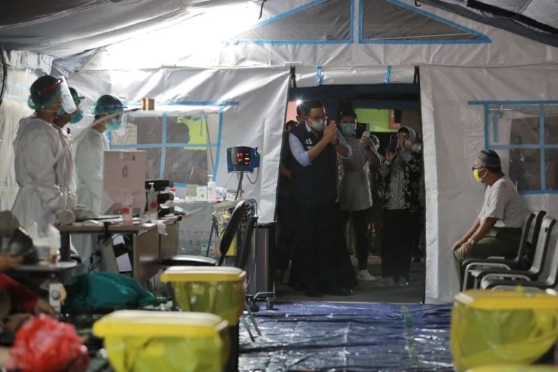 Gubernur DKI Jakarta Anies Baswedan tengah meninjau tenda darurat yang dipasang di halaman RSUD Kramat Jati, Jakarta Timur, Kamis (24/6/2021)./Foto Instagram Anies Baswedan.