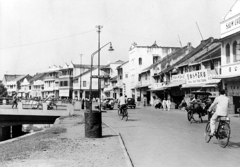 Beberapa pengendara sepeda di Jalan Kali Besar, Batavia sekitar tahun 1940. /Foto Tropenmuseum/collectie.wereldculturen.nl/commons.wikimedia.org.