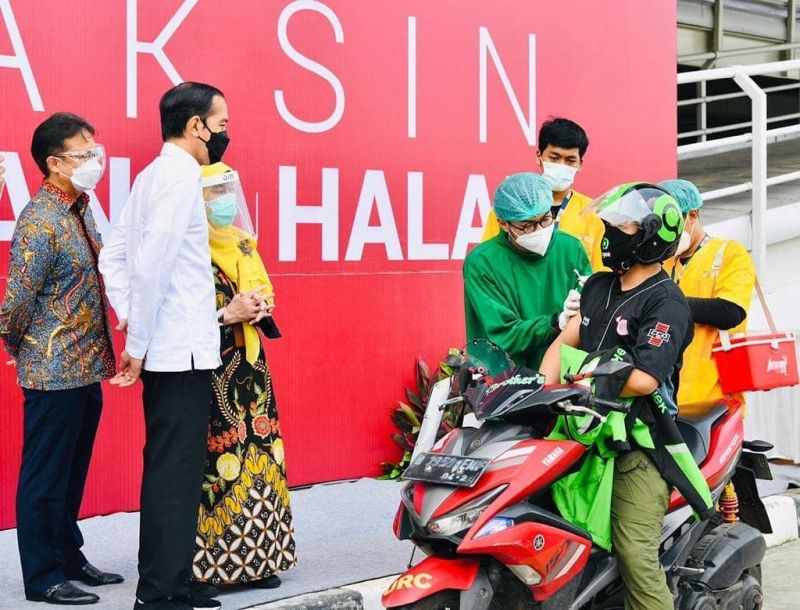 Presiden Joko Widodo meninjau vaksinasi Covid-19 secara drive thru untuk pengemudi ojek online di lobi utama Rumah Sakit Universitas Indonesia (UI), Depok, Jawa Barat, Rabu (9/6/2021)./Foto Instagram Jokowi.