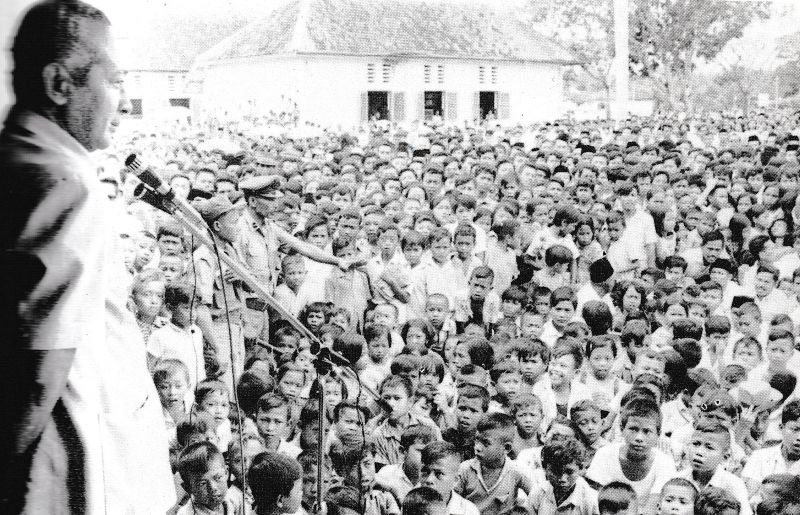  Soeharto ketika bertemu dengan masyarakat di Lumajang, Jawa Timur./Repro buku Soeharto: Pikiran, Ucapan, dan Tindakan Saya karya G. Dwipayana dan Ramadhan KH.