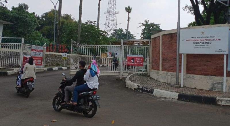 Sebuah papan putih bertuliskan Taman Mini Indonesia Indah Penguasaan dan Pengelolaan Kemensetneg terpampang di sebelah pintu gerbang Taman Mini Indonesia Indah, Jakarta, Jumat (16/4/2021). Alinea.id/Fandy Hutari.
