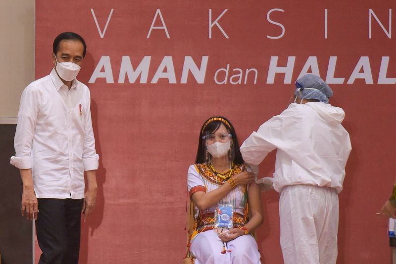 Presiden Joko Widodo meninjau pelaksanaan vaksinasi massal di Hotel Dalton, Makassar, Kamis (18/3/2021)./Foto Humas Setkab/setkab.go.id.