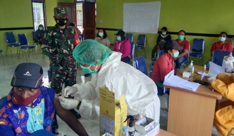 Pelaksanaan program vaksinasi Covid-19 di Kabupaten Deiyai, Provinsi Papua, Minggu (26/9/2021)./Foto Twitter Kodam XVII/Cenderawasih.