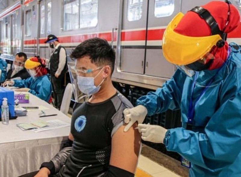 Kegiatan vaksinasi Covid-19 di Stasiun Kereta Api Kota Bogor, Jawa Barat, Kamis (17/6/2021)./Foto Instagram Ridwan Kamil.