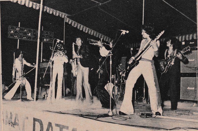  Aksi grup musik The Rollies saat manggung di Tambaksari, Surabaya, Jawa Timur pada 1976./Foto Variasi, 30 April-6 Mei 1976.