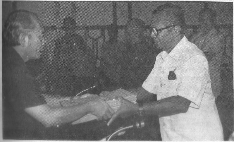 Ketua KPU Soepardjo Rustam (kiri) menerima daftar calon legislatif dari PPP yang diwakili Ketua Umum PPP Djaelani Naro (kanan) pada 17 September 1986./Foto commons.wikimedia.org/Buku Pemilu 1987.