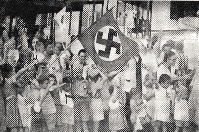 Kaum perempuan dan anak-anak Jerman di Batavia menyambut kedatangan pasukan Jepang yang membebaskan mereka dari interniran Belanda./Repro buku Nazi di Indonesia (2015) karya Nino Oktorino.