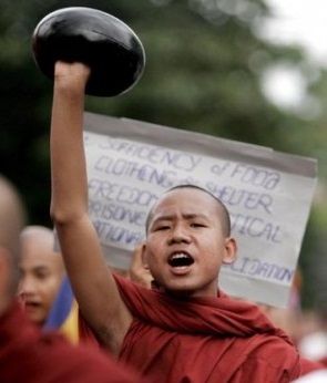 Seorang biksu membalikkan mangkuk sebagai gestur menolak donasi dari rezim militer Burma pada aksi unjuk rasa September 2007. /Foto dok. Burmacampaign.org