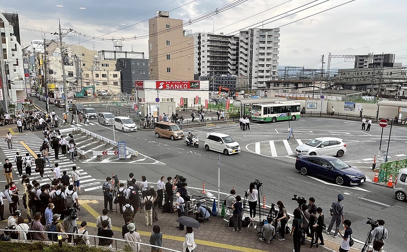 Wartawan berkumpul di area penembakan Perdana Menteri Jepang Shinzo Abe di Kota Nara, Jepang, Juli 2022. /Foto Wikimedia Commons