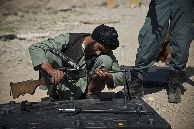  Calon polisi lokal tengah berlatih memasang senjata di bawah pengawasan petugas Kepolisian Nasional Afghanistan di Provinsi Helmand, Afghanistan, Maret 2013. /Foto Wikimedia Commons