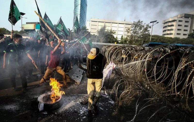 Kader Himpunan Mahasiswa Islam (HMI) membakar ban dalam aksi unjuk rasa di depan Gedung DPR/MPR, Senayan, Jakarta Pusat, September 2019. /Foto Antara