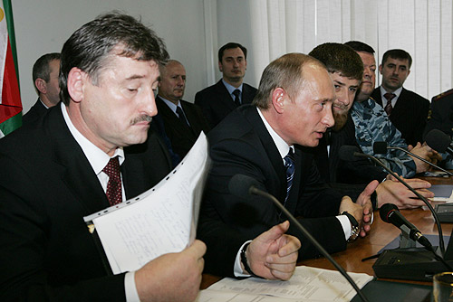 Presiden Chechnya Alu Alkhanov (kiri), Presiden Rusia Vladimir Putin (tengah), dan Ramzan Kadyrov (kanan) dalam sebuah sesi di parlemen Chechnya, Desember 2005. /Foto Wikimedia Commons