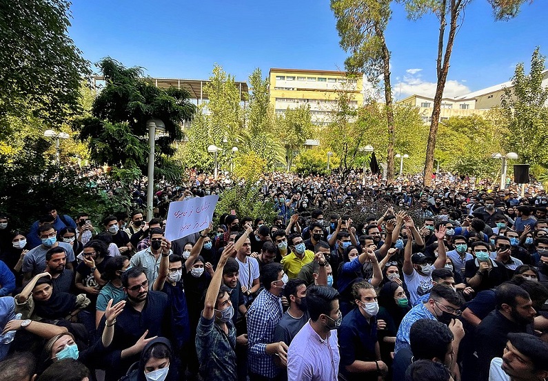 Mahasiswa dari Amir Kabir University turun ke jalan untuk memprotes kebijakan wajib berhijab bagi perempuan Iran pada Oktober 2022. /Foto Wikimedia Commons
