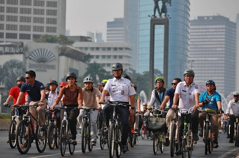 Gubernur DKI Jakarta menjajal jalur sepeda dengan anggota komunitas sepeda di Jakarta. /Foto Instagram @aniesbaswedan