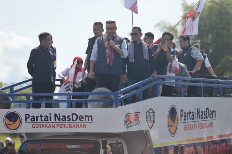 Eks Gubernur DKI Jakarta Anies Baswedan menyapa pendukungnya di Makassar, Sulawesi Selatan, Desember 2022. /Foto Instagram @aniesbaswedan