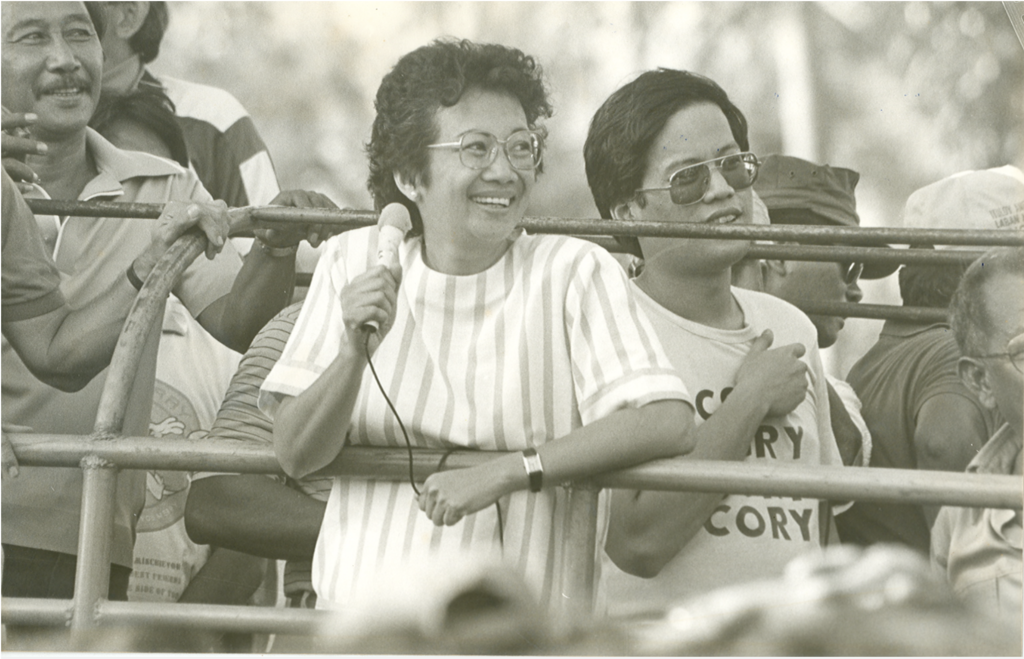 Corazon Aquino berkampanye bersama putranya Noynoy jelang Pemilu Presiden Filipina pada 1986. /Foto Wikimedia Commons