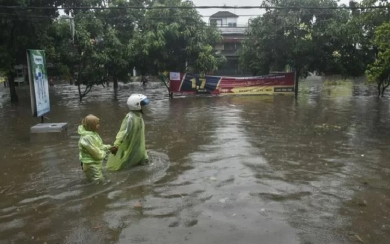 Ilustrasi banjir karena luapan sungai di Bekasi. /Foto Antara