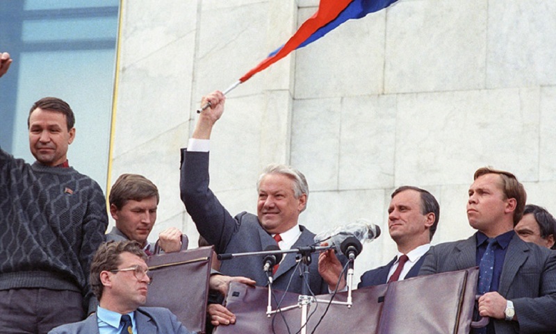 Presiden Rusia (tengah) memegang bendera merayakan kegagalan kudeta terhadap Presiden Uni Soviet Mikhael Gorbachev pada 1991. /Foto Wikimedia Commons 