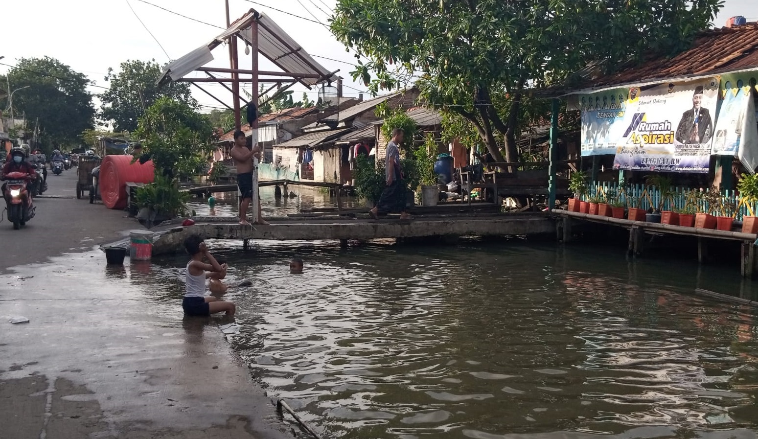 Warga memanfaatkan air anak Sungai Cisadane untuk keperluan sehari-hari di Kebon Besar, Batu Ceper, Tangerang, Banten, Rabu (1/6). Alinea.id/Kudus Purnomo Wahidin