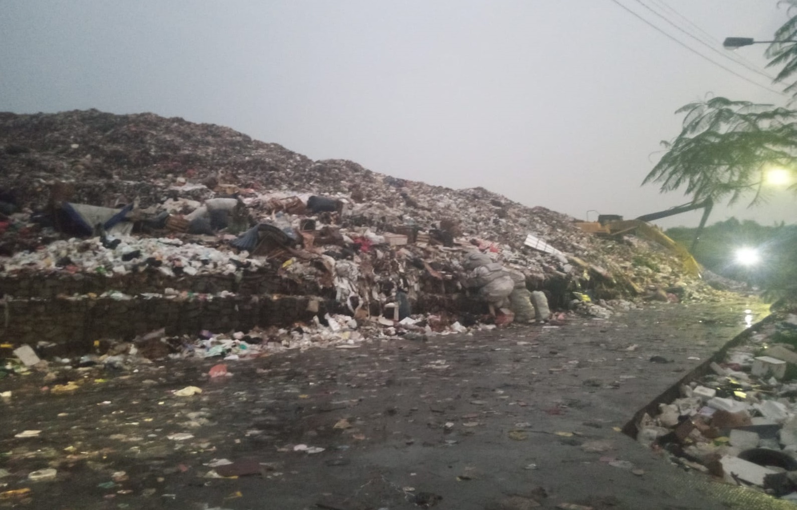 Tumpukan sampah di Tempat Pembuangan Akhir (TPA) Ceupacang, Serpong, Tangerang, Banten. Alinea.id/Kudus Purnomo Wahidin