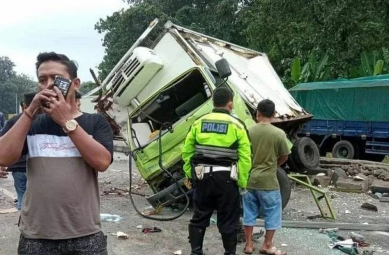 Kecelakaan beruntun melibatkan empat truk di kawasan Alas Roban, Batang, Jawa Tengah, Kamis (26/5). Foto NTMC Polri