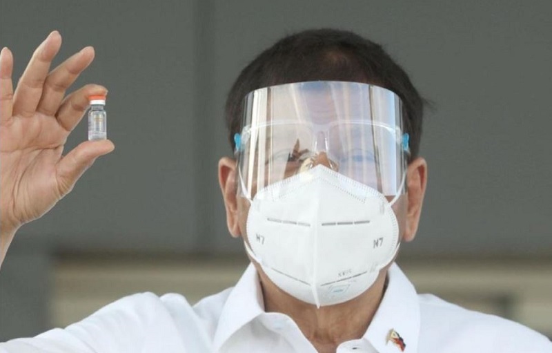 Presiden Filipina Rodrigo Roa Duterte menunjukkan botol berisi vaksin Covid-19. Foto Instagram @presidentduterte