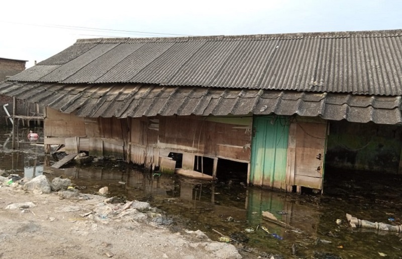 Rumah warga di Kampung Dadap, Kosambi, Kabupaten Tangerang, Banten, digenangi air sisa banjir rob, Jumat (13/8). Alinea.id/Kudus Purnomo Wahidin